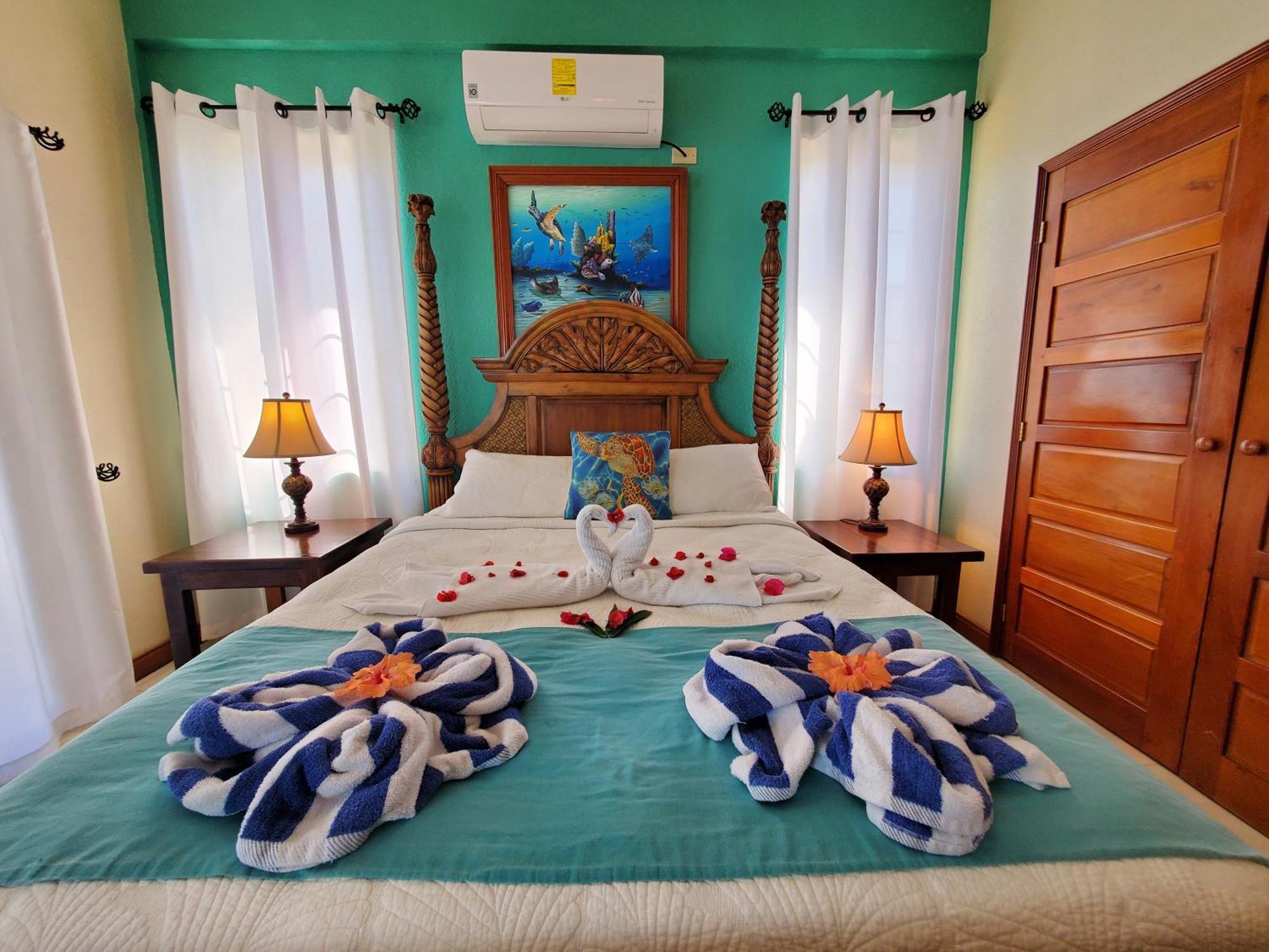 Blue Parrot Beach House And Villas Hopkins Eksteriør billede