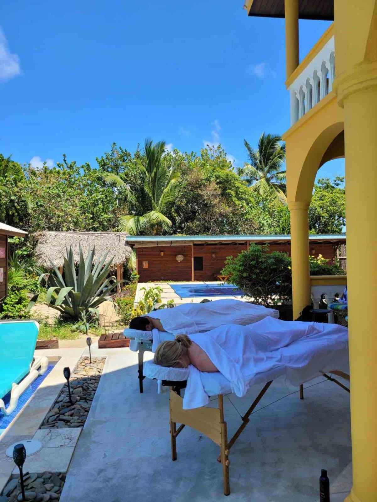 Blue Parrot Beach House And Villas Hopkins Eksteriør billede